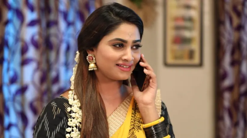 Sreeja asks Abhirami to attend a job interview - Rettai Roja