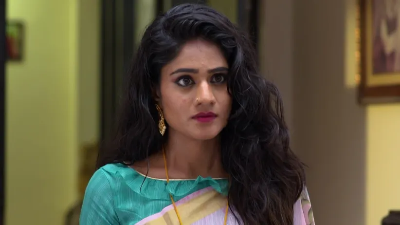 Aravind clicks Akshara’s picture