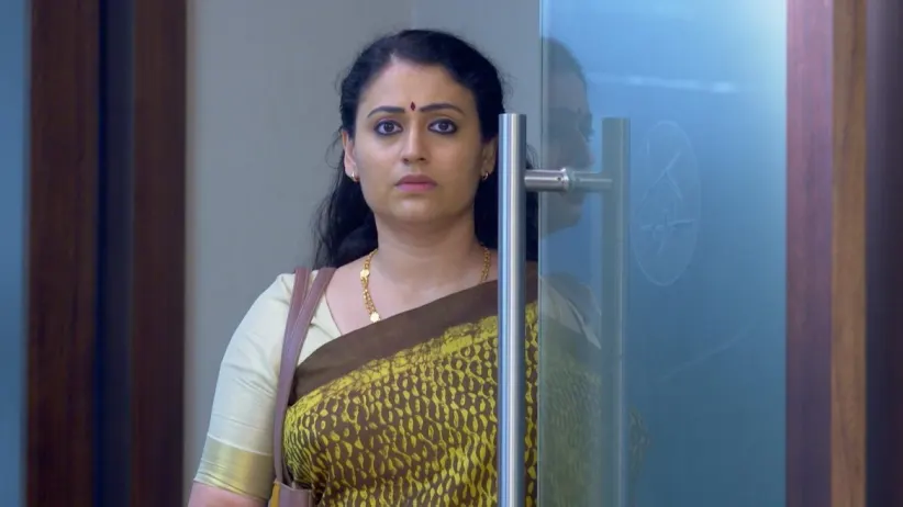 നിഖിലിനെ ഉപദേശിക്കുന്ന പ്രിയങ്ക