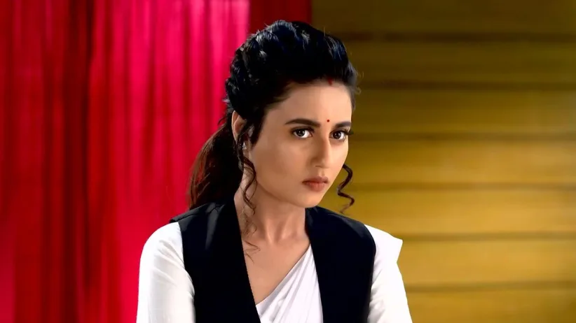 Radhika tries to defend Karna