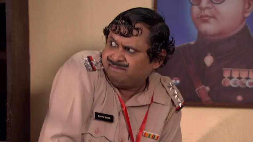 A troubled Happu asks the commissioner for help - Happu Ki Ultan Paltan