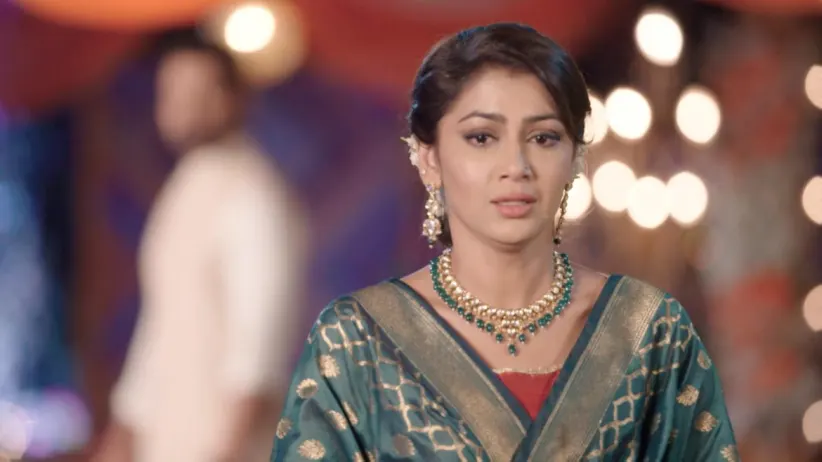 Abhi Puts a Ring on Pragya’s Finger - Iniya Iru Malargal