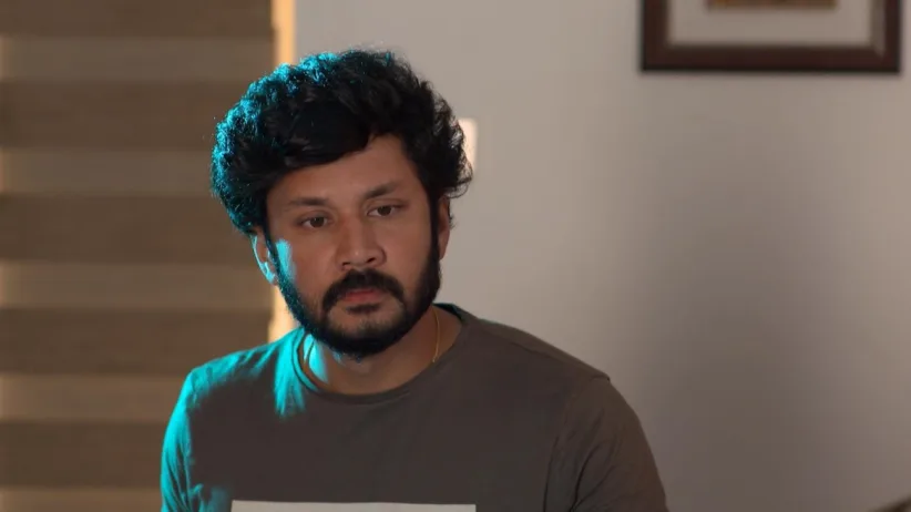 Sathya and Prabhu Share a Romantic Moment - Sathya