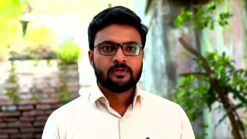 Ajit Kumar keeps staring at Manjula - Devmanus