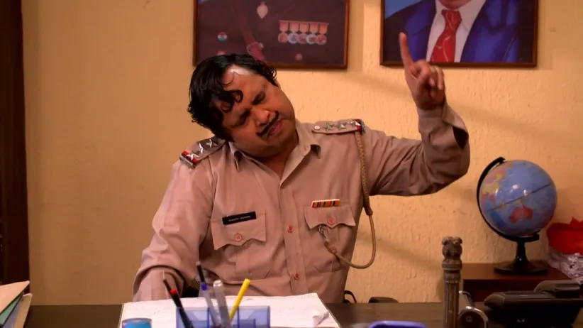 Happu tries to get the footwear back from Rajesh - Happu Ki Ultan Paltan