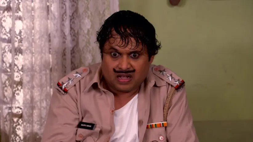 An annoyed Happu breaks the TV - Happu Ki Ultan Paltan