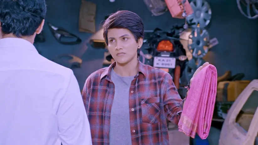 Karthik's gift annoys Sathya - Sathya