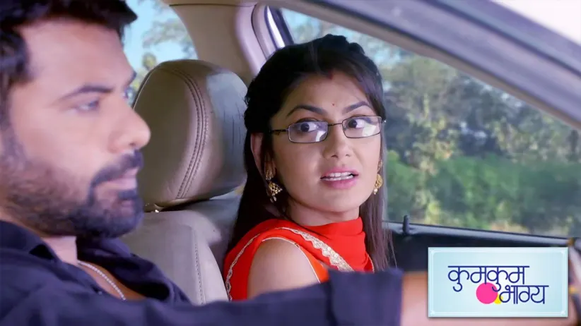 Abhi and Pragya get chased by Killer - Kumkum Bhagya