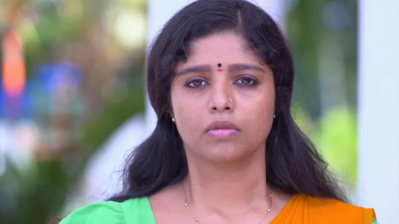 Akhila performs an aarti for Kalyani - Chembarathi