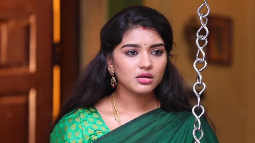 An elderly woman tells Parvathy about mud - Sembaruthi