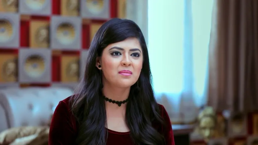 Aditya refuses to help Paarvathi put on the anklet - Paaru