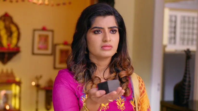 AJ gives the ring to Hasini - Thirumathi Hitler