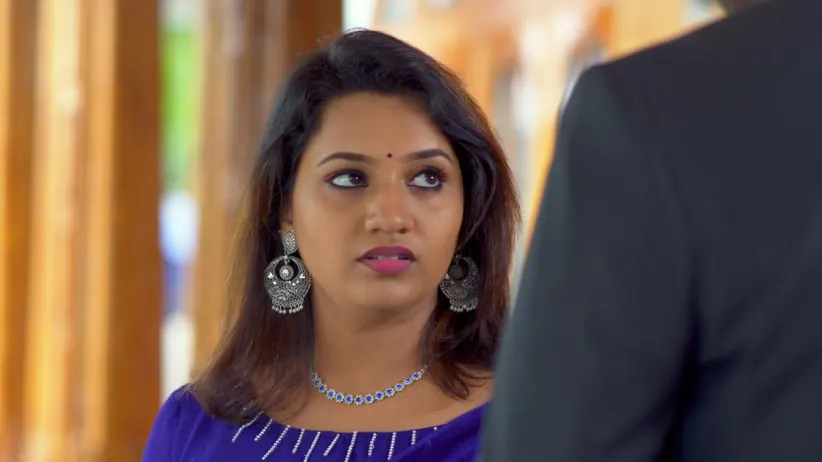 Ravi Varman holds a meeting with the office staff - Neeyum Njanum