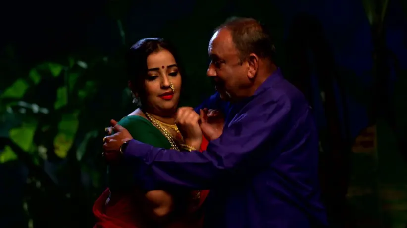 Sarita Sees Kaveri with Sayajirao