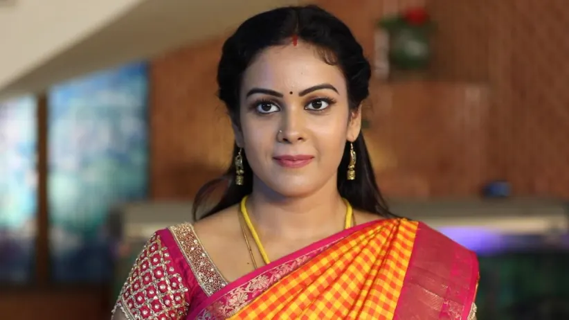 Abhirami is humiliated - Rettai Roja
