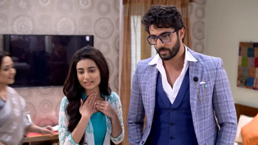 Karan arrives at Radhika's house - Radhika