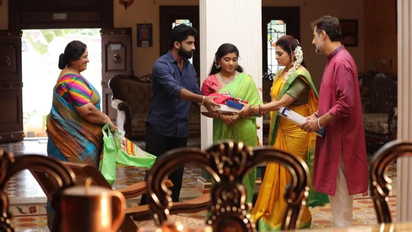 Parvathy and Adithya gifts a sari to Akhila - Sembaruthi