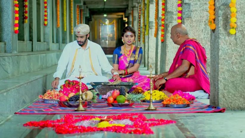 Vaijayanti meets Amulya at the jewellery store - Gattimela