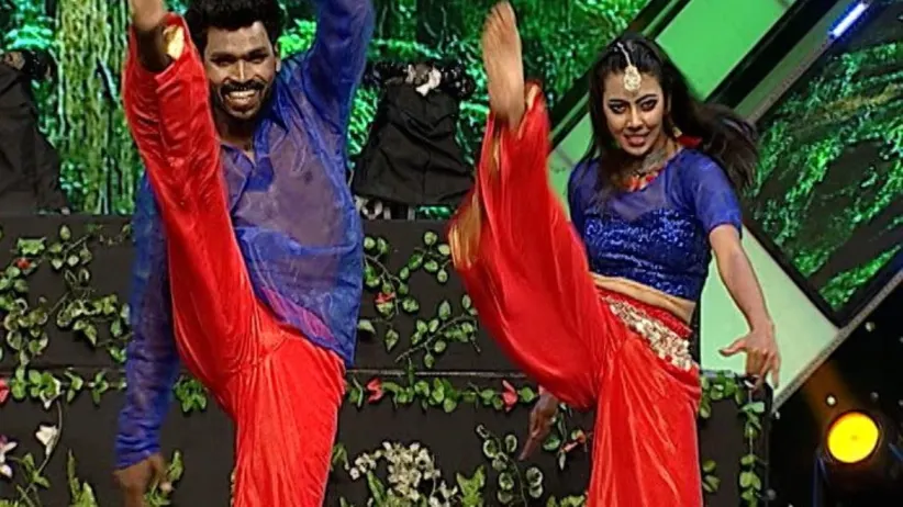 Anil and Sonal recieve a special gift - DOD Super Moms S2