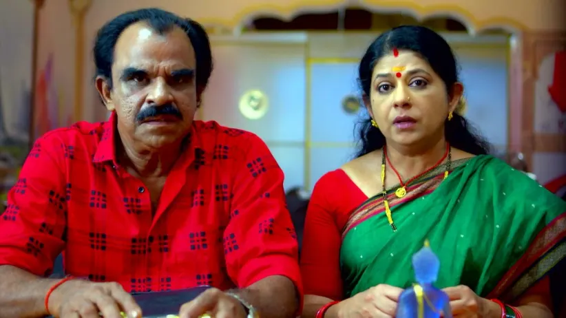 Sarojam tells Ravi Varman about the stranger - Neeyum Njanum