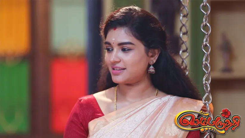 Arun receives the award from Akhila - Sembaruthi