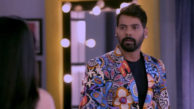 Pragya Fails to See Abhi - Iniya Iru Malargal