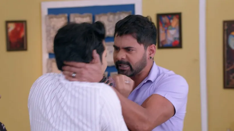 Priyanka Takes a Drastic Step - Iniya Iru Malargal