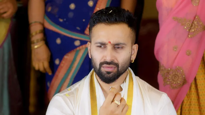 Vishal performs the puja with Nayani - Trinayani