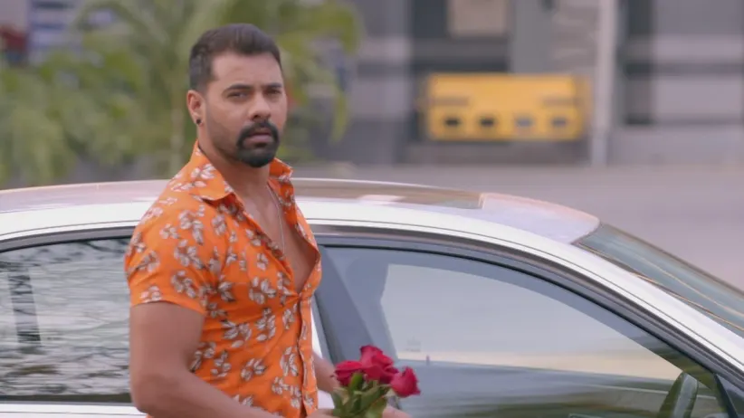 Abhi at Pragya’s house with flowers in his hand