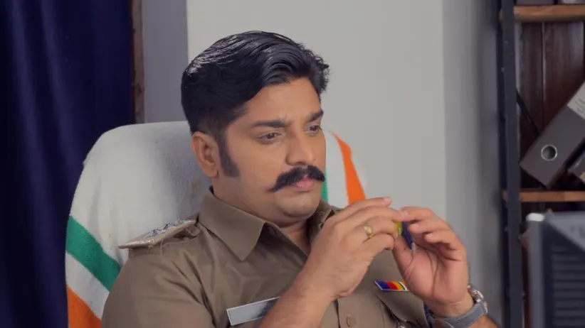 Mangala spots Priya - Kaiyethum Doorath