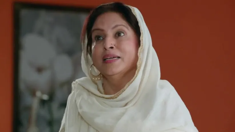 Mahira drinks before everyone under a veil