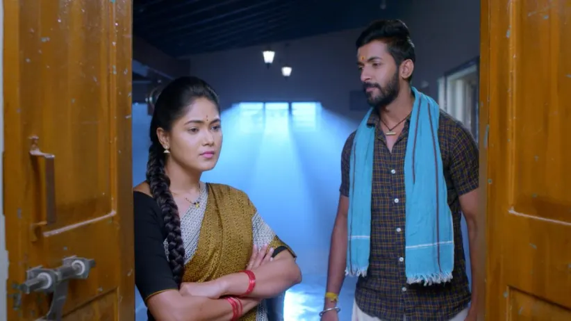Akhila Learns about Veeraya Deva's Problems - Paaru