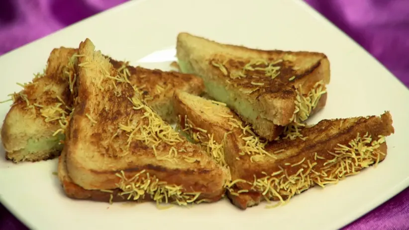 Bread Potato Bites and ‘Dudhi Bhoplaychi Puri’ - Aamhi Saare Khavayye