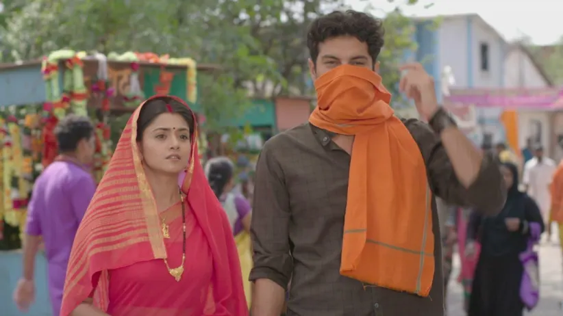 Indresh ends up finding work at Singhasan’s house - Santoshi Maa Sunayein Vrat Kathayein