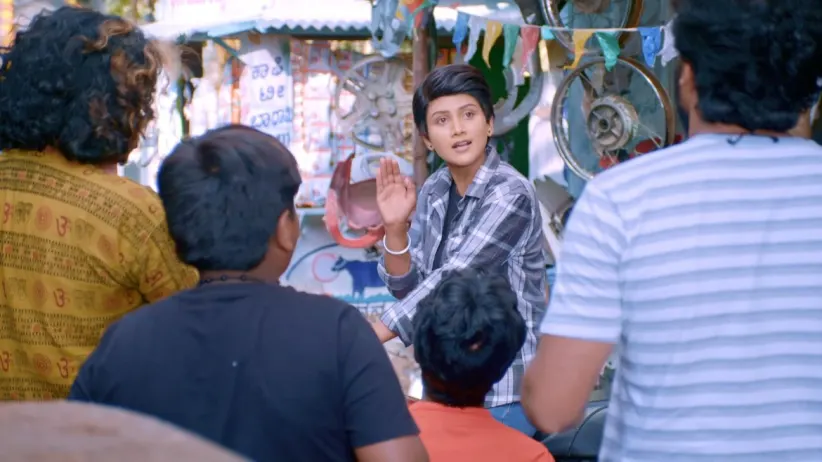 Karthik gets into a fight with a few goons - Sathya