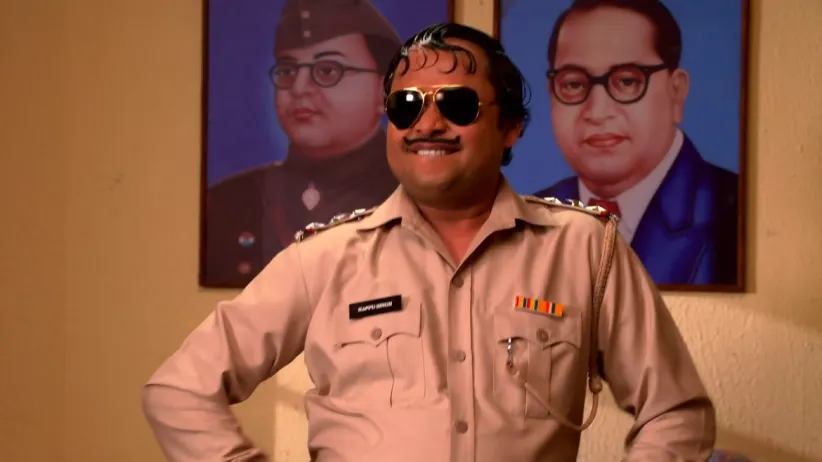 Happu’s family learns about the thieves - Happu Ki Ultan Paltan