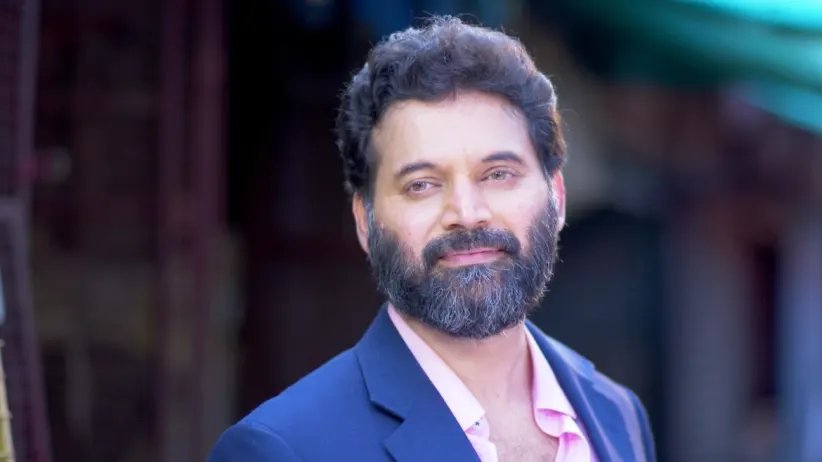 Aravind Raja arrives at the market - Manampole Mangalyam