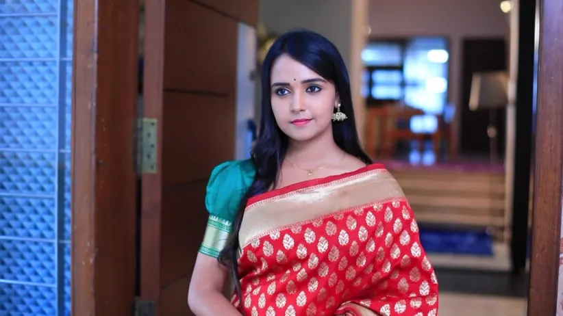 Sahitya takes the ancestral bangle from Amulya - Gattimela