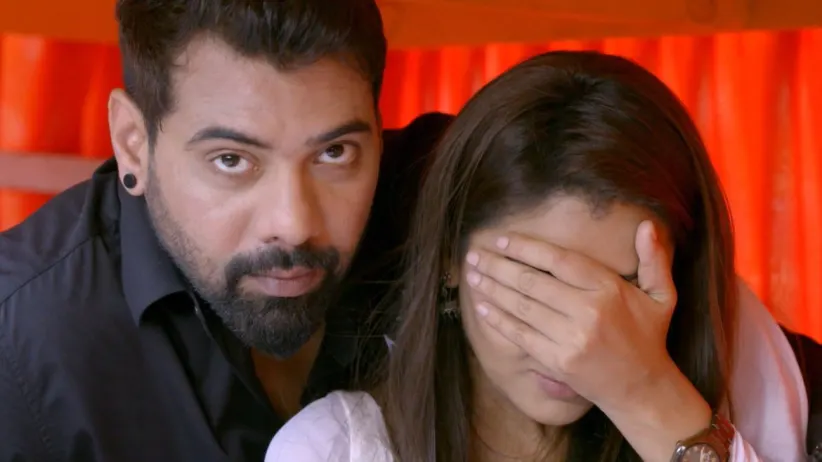 Abhi, Tarun, Neha and Pragya Roam in Disguise - Iniya Iru Malargal