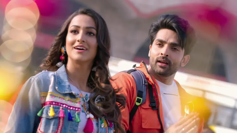 Jogi comes across taxi driver Mahi - Teri Meri Ikk Jindri