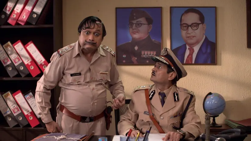 Malaika argues with Happu for taking bribes - Happu Ki Ultan Paltan