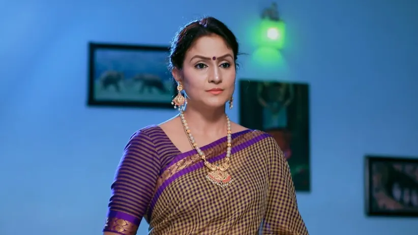 Tara puts on an act before Rishi and Rachana