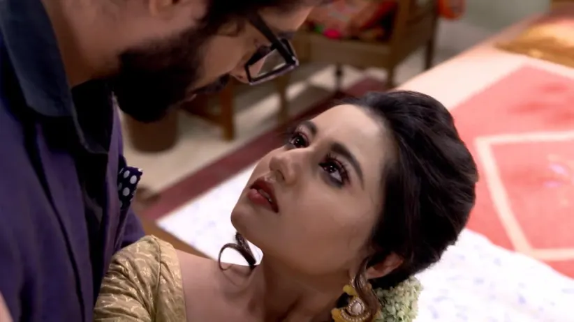 Karna and Radhika get locked in a room - Ki Kore Bolbo Tomay