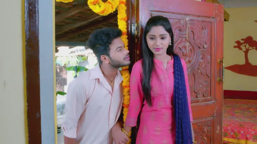 Pritham and Jaanu Share a Romantic Moment - Paaru