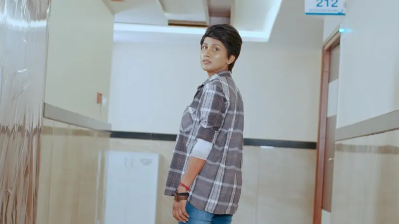 Divya gets furious on seeing Sathya with Karthik - Sathya