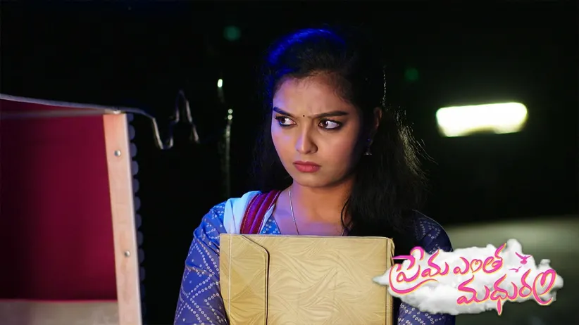 Arya gets into an auto-rickshaw with Anu - Prema Entha Maduram