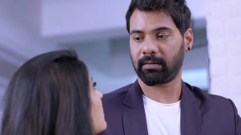 Trisha Shares Her Sorrows with Purab - Iniya Iru Malargal