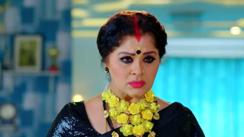 Vagdevi orders Saraswati to leave with her money - No.1 Kodalu