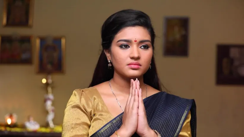 Adithya helps Parvathy - Sembaruthi