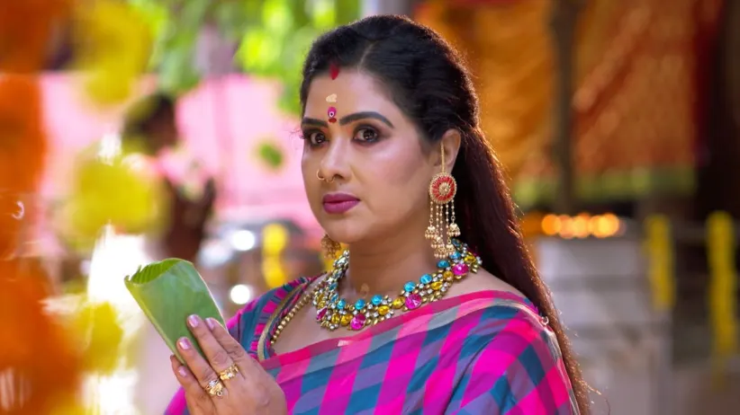 Durga gets suspicious of Priya - Kaiyethum Doorath